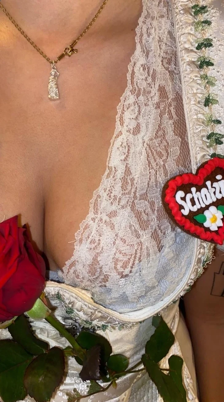 Bavaria Anhänger als Wiesn Schmuck getragen